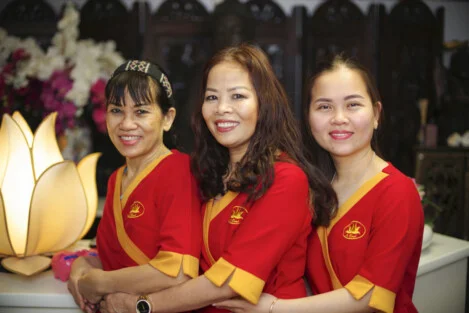Frau Thu Pham (mitte) mit Mitarbeiterinnen
